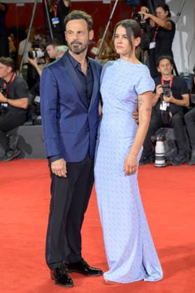Scoot McNairy und Sosie Bacon bei der Premiere des Kinofilms Company auf der Biennale di Venezia 2023 83. Internationale Filmfestspiele von Venedig im Palazzo del Cinema. Venedig, 08.09.2026