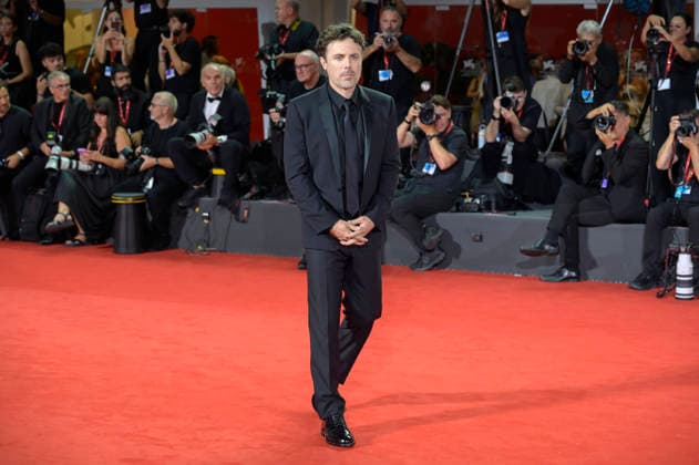 Casey Affleck bei der Premiere des Kinofilms Company auf der Biennale di Venezia 2023 83. Internationale Filmfestspiele von Venedig im Palazzo del Cinema. Venedig, 08.09.2026