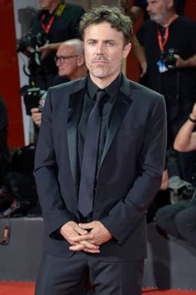 Casey Affleck bei der Premiere des Kinofilms Company auf der Biennale di Venezia 2023 83. Internationale Filmfestspiele von Venedig im Palazzo del Cinema. Venedig, 08.09.2026