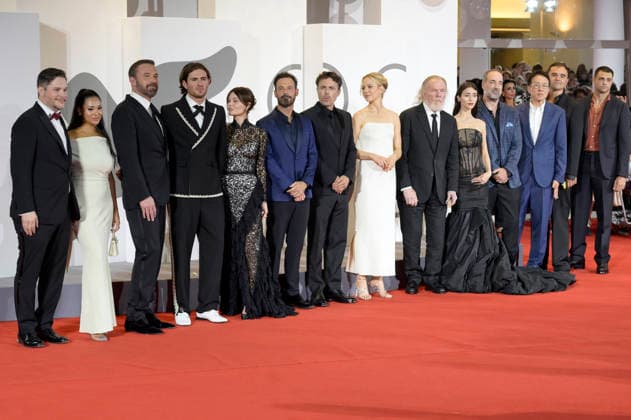 Ben Affleck, Indiana Affleck, Emily Alyn Lind, Scoot McNairy, Casey Affleck, Adelaide Clemens, Nick Nolte, Caylee Cowan mit Crew bei der Premiere des Kinofilms Company auf der Biennale di Venezia 2023 83. Internationale Filmfestspiele von Venedig im Palazzo del Cinema. Venedig, 08.09.2026