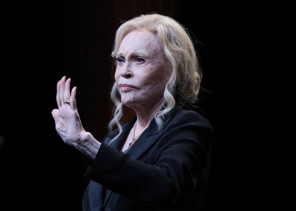 Faye Dunaway receives the Deauville Icon Award on stage at the C I D Faye Dunaway receives the Deauville Icon Award during the 52nd edition of the Deauville American Film Festival on September 8, 2026 Denis Guignebourg Bestimage Faye Dunaway receives the Deauville Icon Award at the 52nd Deauville American Film Festival on September 8, 2026 Deauville, United States  Copyright: xDenisxGuignebourgx xBestimagexDenisxGuignebourgx xBestimagex