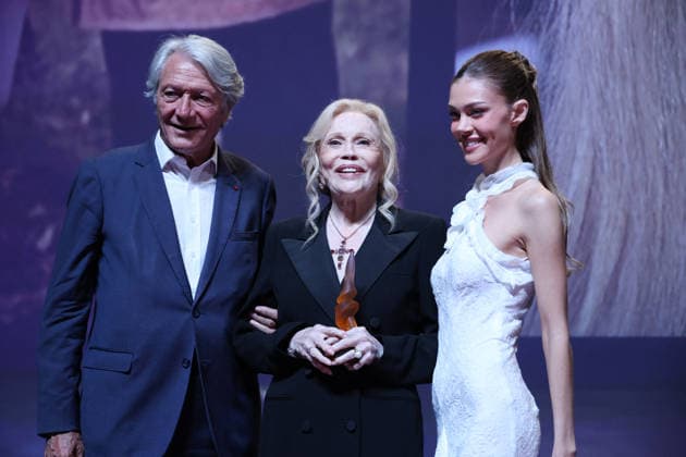 Philippe Augier, Nicola Peltz Beckham Faye Dunaway receives the Deauville Icon Award on stage at the CID Faye Dunaway receives the Deauville Icon Award during the 52nd edition of the Deauville American Film Festival on September 8, 2026 Denis Guignebourg Bestimage Faye Dunaway receives the Deauville Icon Award at the 52nd Deauville American Film Festival on September 8, 2026 Deauville, United States  Copyright: xDenisxGuignebourgx xBestimagexDenisxGuignebourgx xBestimagex