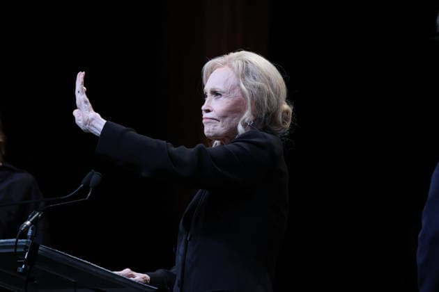 Faye Dunaway receives the Deauville Icon Award on stage at the CID. Faye Dunaway receives the Deauville Icon Award during the 52nd edition of the Deauville American Film Festival on September 8, 2026. Denis Guignebourg, Bestimage. Faye Dunaway receives the Deauville Icon Award at the 52nd Deauville American Film Festival on September 8, 2026 Deauville, United States  Copyright: xDenisxGuignebourgx xBestimagexDenisxGuignebourgx xBestimagex