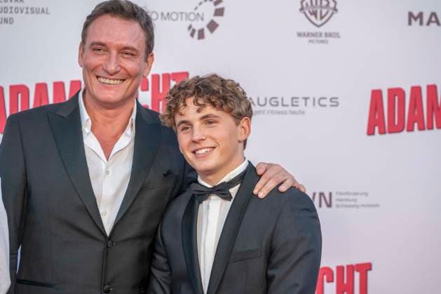 Entertainment Bilder des Tages #2 ABB ADAMSACHT- Vito Wiesner und Oliver Masucci Vater und Sohn zu Gast auf dem roten Teppich bei der Berlin Premiere des Kino Films Adams Acht Im Kino Zoo Palast am 08.09.2026 in Berlin Berlin Deutschland