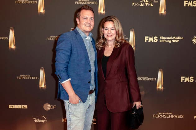 Nicole Simmen mit Begleitung bei der Verleihung des Deutschen Fernsehpreises 2026 - Die Nacht der Kreativen in der Flora. Köln, 08.09.2026