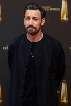 ABB KREATIVE - Jan Koeppen (Moderator) zu Gast auf dem roten Teppich bei der Gala Die Nacht der Kreativen Der Deutsche Fernsehpreis 2026 in der Flora am 08.09.2026 in Koeln NRW Deutschland