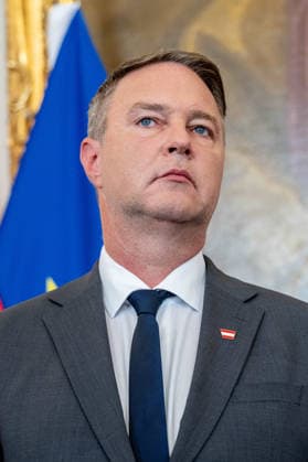 2026-09-09-Ministerrat der Bundesregierung Vizekanzler und Bundesminister für Wohnen, Kunst, Kultur, Medien und Sport Andi Babler (SPOe) am 9. September 2026 beim Ministerrat und Doorstep vor dem Ministerrat der Bundesregierung im Bundeskanzleramt in Wien, Wien, Österreich.