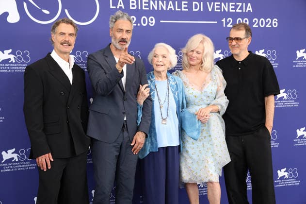 Murray Bartlett, Taika Waititi, Ellen Burstyn, Pamela Anderson und Kornel Mundruczo beim Photocall zum Kinofilm Place to Be auf der Biennale di Venezia 2026 83. Internationale Filmfestspiele von Venedig im Palazzo del Casino. Venedig, 09.09.2026