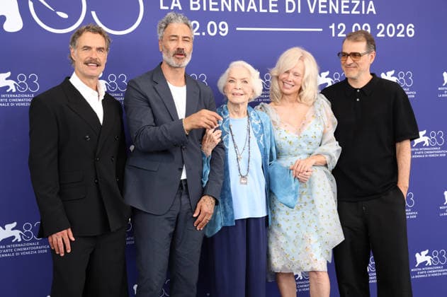 Murray Bartlett, Taika Waititi, Ellen Burstyn, Pamela Anderson und Kornel Mundruczo beim Photocall zum Kinofilm Place to Be auf der Biennale di Venezia 2026 83. Internationale Filmfestspiele von Venedig im Palazzo del Casino. Venedig, 09.09.2026