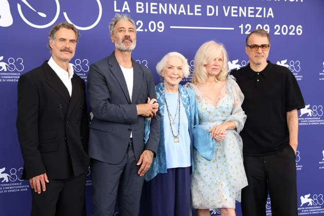 Murray Bartlett, Taika Waititi, Ellen Burstyn, Pamela Anderson und Kornel Mundruczo beim Photocall zum Kinofilm Place to Be auf der Biennale di Venezia 2026 83. Internationale Filmfestspiele von Venedig im Palazzo del Casino. Venedig, 09.09.2026