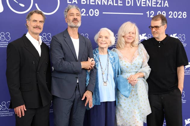 Murray Bartlett, Taika Waititi, Ellen Burstyn, Pamela Anderson und Kornel Mundruczo beim Photocall zum Kinofilm Place to Be auf der Biennale di Venezia 2026 83. Internationale Filmfestspiele von Venedig im Palazzo del Casino. Venedig, 09.09.2026