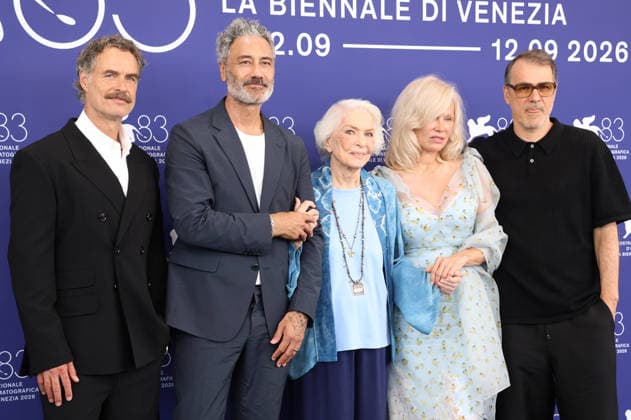 Murray Bartlett, Taika Waititi, Ellen Burstyn, Pamela Anderson und Kornel Mundruczo beim Photocall zum Kinofilm Place to Be auf der Biennale di Venezia 2026 83. Internationale Filmfestspiele von Venedig im Palazzo del Casino. Venedig, 09.09.2026