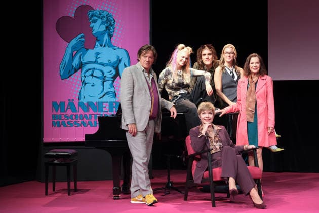 Dietmar Loeffler, Julia Lindholm, Jasper Middendorf, Linda Hesse, Angela Roy und Antje Rietz bei der Fotoprobe für die Komödie Männerbeschaffungsmaßnahmen in der Komödie Winterhuder Fährhaus Hamburg , vier Frauen finden in einem gemeinsamen Seminar zu ihren Hoffnungen und Gefühlen zurück, ein Theaterstück voller Musik mit vielen Hits und Evergreens, Premiere ist am 11. September 2026, Hamburg 9.9.2026