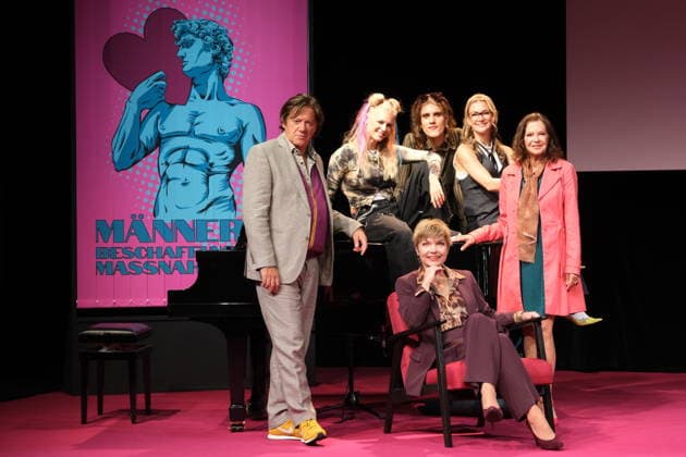Dietmar Loeffler, Julia Lindholm, Jasper Middendorf, Linda Hesse, Angela Roy und Antje Rietz bei der Fotoprobe für die Komödie Männerbeschaffungsmaßnahmen in der Komödie Winterhuder Fährhaus Hamburg , vier Frauen finden in einem gemeinsamen Seminar zu ihren Hoffnungen und Gefühlen zurück, ein Theaterstück voller Musik mit vielen Hits und Evergreens, Premiere ist am 11. September 2026, Hamburg 9.9.2026