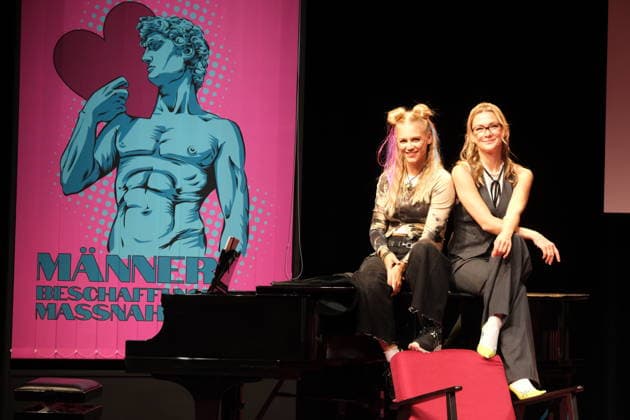 Julia Lindholm und Linda Hesse bei der Fotoprobe für die Komödie Männerbeschaffungsmaßnahmen in der Komödie Winterhuder Fährhaus Hamburg , vier Frauen finden in einem gemeinsamen Seminar zu ihren Hoffnungen und Gefühlen zurück, ein Theaterstück voller Musik mit vielen Hits und Evergreens, Premiere ist am 11. September 2026, Hamburg 9.9.2026