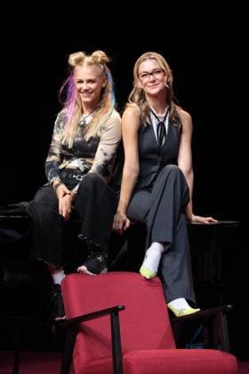 Julia Lindholm und Linda Hesse bei der Fotoprobe für die Komödie Männerbeschaffungsmaßnahmen in der Komödie Winterhuder Fährhaus Hamburg , vier Frauen finden in einem gemeinsamen Seminar zu ihren Hoffnungen und Gefühlen zurück, ein Theaterstück voller Musik mit vielen Hits und Evergreens, Premiere ist am 11. September 2026, Hamburg 9.9.2026