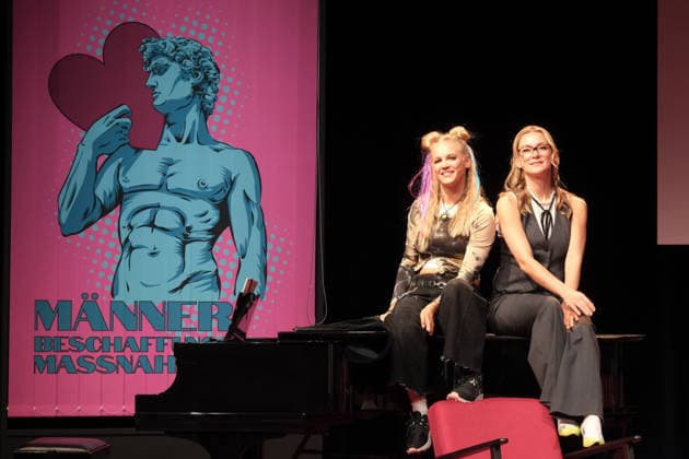Julia Lindholm und Linda Hesse bei der Fotoprobe für die Komödie Männerbeschaffungsmaßnahmen in der Komödie Winterhuder Fährhaus Hamburg , vier Frauen finden in einem gemeinsamen Seminar zu ihren Hoffnungen und Gefühlen zurück, ein Theaterstück voller Musik mit vielen Hits und Evergreens, Premiere ist am 11. September 2026, Hamburg 9.9.2026