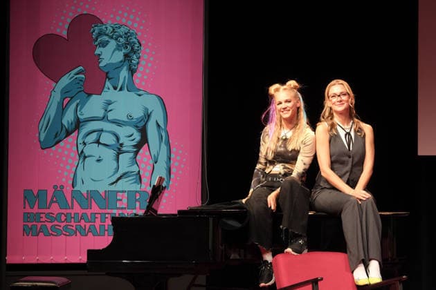 Julia Lindholm und Linda Hesse bei der Fotoprobe für die Komödie Männerbeschaffungsmaßnahmen in der Komödie Winterhuder Fährhaus Hamburg , vier Frauen finden in einem gemeinsamen Seminar zu ihren Hoffnungen und Gefühlen zurück, ein Theaterstück voller Musik mit vielen Hits und Evergreens, Premiere ist am 11. September 2026, Hamburg 9.9.2026