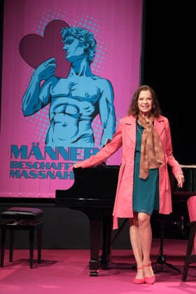 Angela Roy bei der Fotoprobe für die Komödie Männerbeschaffungsmaßnahmen in der Komödie Winterhuder Fährhaus Hamburg , vier Frauen finden in einem gemeinsamen Seminar zu ihren Hoffnungen und Gefühlen zurück, ein Theaterstück voller Musik mit vielen Hits und Evergreens, Premiere ist am 11. September 2026, Hamburg 9.9.2026