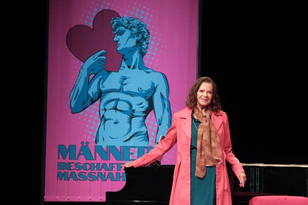 Angela Roy bei der Fotoprobe für die Komödie Männerbeschaffungsmaßnahmen in der Komödie Winterhuder Fährhaus Hamburg , vier Frauen finden in einem gemeinsamen Seminar zu ihren Hoffnungen und Gefühlen zurück, ein Theaterstück voller Musik mit vielen Hits und Evergreens, Premiere ist am 11. September 2026, Hamburg 9.9.2026