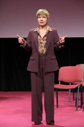 Antje Rietz bei der Fotoprobe für die Komödie Männerbeschaffungsmaßnahmen in der Komödie Winterhuder Fährhaus Hamburg , vier Frauen finden in einem gemeinsamen Seminar zu ihren Hoffnungen und Gefühlen zurück, ein Theaterstück voller Musik mit vielen Hits und Evergreens, Premiere ist am 11. September 2026, Hamburg 9.9.2026