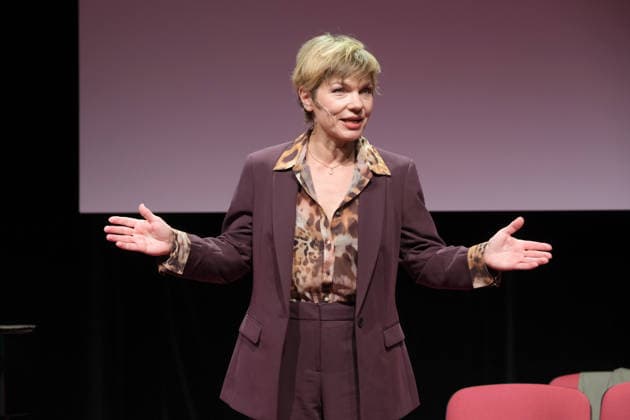 Antje Rietz bei der Fotoprobe für die Komödie Männerbeschaffungsmaßnahmen in der Komödie Winterhuder Fährhaus Hamburg , vier Frauen finden in einem gemeinsamen Seminar zu ihren Hoffnungen und Gefühlen zurück, ein Theaterstück voller Musik mit vielen Hits und Evergreens, Premiere ist am 11. September 2026, Hamburg 9.9.2026