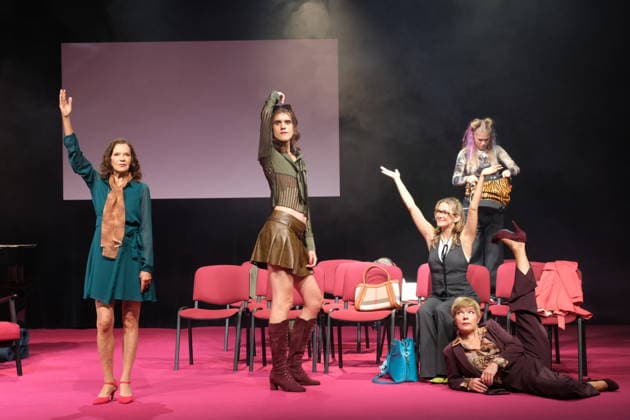 Angela Roy, Jasper Middendorf, Linda Hesse, Julia Lindholm und Antje Rietz bei der Fotoprobe für die Komödie Männerbeschaffungsmaßnahmen in der Komödie Winterhuder Fährhaus Hamburg , vier Frauen finden in einem gemeinsamen Seminar zu ihren Hoffnungen und Gefühlen zurück, ein Theaterstück voller Musik mit vielen Hits und Evergreens, Premiere ist am 11. September 2026, Hamburg 9.9.2026