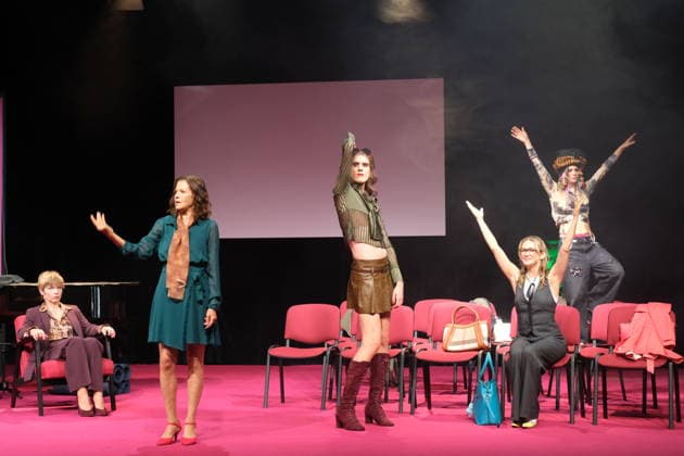 Antje Rietz, Angela Roy, Jasper Middendorf, Linda Hesse und Julia Lindholm bei der Fotoprobe für die Komödie Männerbeschaffungsmaßnahmen in der Komödie Winterhuder Fährhaus Hamburg , vier Frauen finden in einem gemeinsamen Seminar zu ihren Hoffnungen und Gefühlen zurück, ein Theaterstück voller Musik mit vielen Hits und Evergreens, Premiere ist am 11. September 2026, Hamburg 9.9.2026