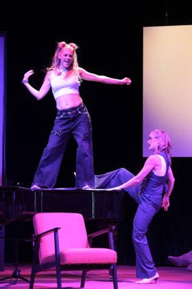 Julia Lindholm und Linda Hesse bei der Fotoprobe für die Komödie Männerbeschaffungsmaßnahmen in der Komödie Winterhuder Fährhaus Hamburg , vier Frauen finden in einem gemeinsamen Seminar zu ihren Hoffnungen und Gefühlen zurück, ein Theaterstück voller Musik mit vielen Hits und Evergreens, Premiere ist am 11. September 2026, Hamburg 9.9.2026