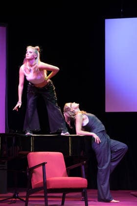 Julia Lindholm und Linda Hesse bei der Fotoprobe für die Komödie Männerbeschaffungsmaßnahmen in der Komödie Winterhuder Fährhaus Hamburg , vier Frauen finden in einem gemeinsamen Seminar zu ihren Hoffnungen und Gefühlen zurück, ein Theaterstück voller Musik mit vielen Hits und Evergreens, Premiere ist am 11. September 2026, Hamburg 9.9.2026