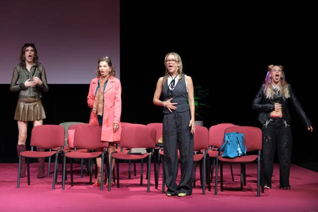 Jasper Middendorf, Angela Roy, Linda Hesse und Julia Lindholm bei der Fotoprobe für die Komödie Männerbeschaffungsmaßnahmen in der Komödie Winterhuder Fährhaus Hamburg , vier Frauen finden in einem gemeinsamen Seminar zu ihren Hoffnungen und Gefühlen zurück, ein Theaterstück voller Musik mit vielen Hits und Evergreens, Premiere ist am 11. September 2026, Hamburg 9.9.2026