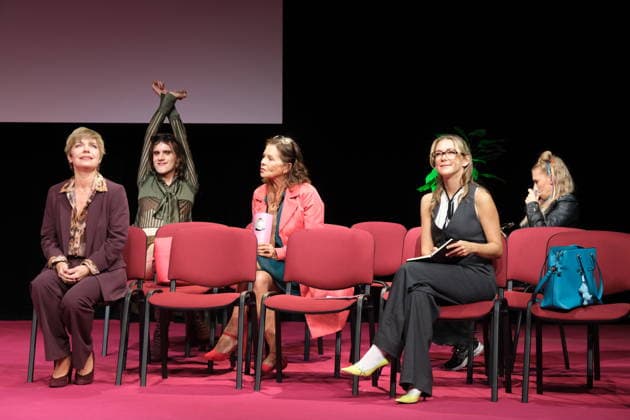 Antje Rietz, Jasper Middendorf, Angela Roy, Linda Hesse und Julia Lindholm bei der Fotoprobe für die Komödie Männerbeschaffungsmaßnahmen in der Komödie Winterhuder Fährhaus Hamburg , vier Frauen finden in einem gemeinsamen Seminar zu ihren Hoffnungen und Gefühlen zurück, ein Theaterstück voller Musik mit vielen Hits und Evergreens, Premiere ist am 11. September 2026, Hamburg 9.9.2026