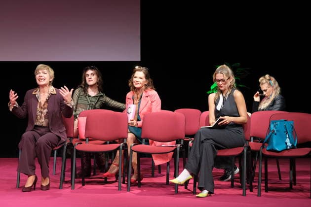 Antje Rietz, Jasper Middendorf, Angela Roy, Linda Hesse und Julia Lindholm bei der Fotoprobe für die Komödie Männerbeschaffungsmaßnahmen in der Komödie Winterhuder Fährhaus Hamburg , vier Frauen finden in einem gemeinsamen Seminar zu ihren Hoffnungen und Gefühlen zurück, ein Theaterstück voller Musik mit vielen Hits und Evergreens, Premiere ist am 11. September 2026, Hamburg 9.9.2026