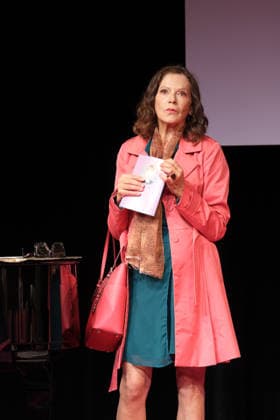 Angela Roy bei der Fotoprobe für die Komödie Männerbeschaffungsmaßnahmen in der Komödie Winterhuder Fährhaus Hamburg , vier Frauen finden in einem gemeinsamen Seminar zu ihren Hoffnungen und Gefühlen zurück, ein Theaterstück voller Musik mit vielen Hits und Evergreens, Premiere ist am 11. September 2026, Hamburg 9.9.2026