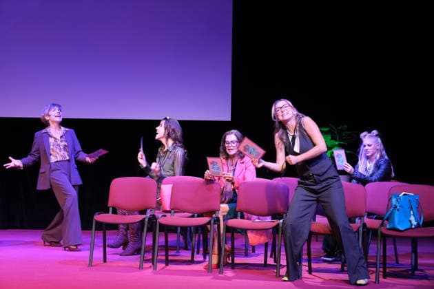 Antje Rietz, Jasper Middendorf, Angela Roy, Linda Hesse und Julia Lindholm bei der Fotoprobe für die Komödie Männerbeschaffungsmaßnahmen in der Komödie Winterhuder Fährhaus Hamburg , vier Frauen finden in einem gemeinsamen Seminar zu ihren Hoffnungen und Gefühlen zurück, ein Theaterstück voller Musik mit vielen Hits und Evergreens, Premiere ist am 11. September 2026, Hamburg 9.9.2026