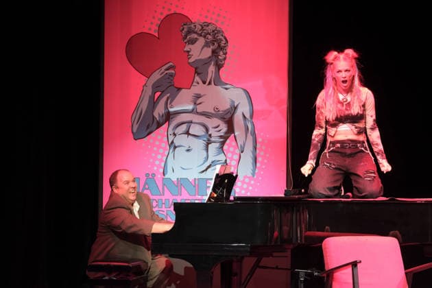 Markus Schell und Julia Lindholm bei der Fotoprobe für die Komödie Männerbeschaffungsmaßnahmen in der Komödie Winterhuder Fährhaus Hamburg , vier Frauen finden in einem gemeinsamen Seminar zu ihren Hoffnungen und Gefühlen zurück, ein Theaterstück voller Musik mit vielen Hits und Evergreens, Premiere ist am 11. September 2026, Hamburg 9.9.2026