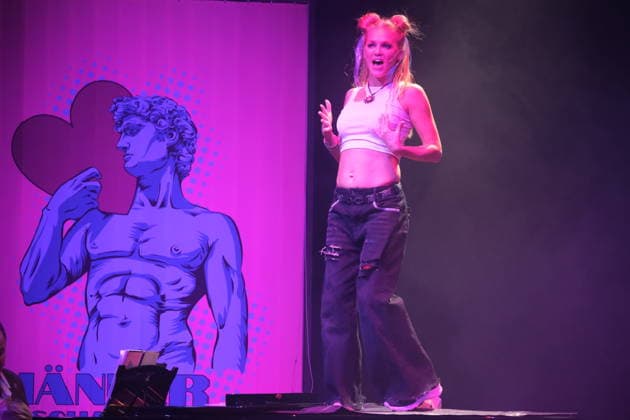Julia Lindholm bei der Fotoprobe für die Komödie Männerbeschaffungsmaßnahmen in der Komödie Winterhuder Fährhaus Hamburg , vier Frauen finden in einem gemeinsamen Seminar zu ihren Hoffnungen und Gefühlen zurück, ein Theaterstück voller Musik mit vielen Hits und Evergreens, Premiere ist am 11. September 2026, Hamburg 9.9.2026