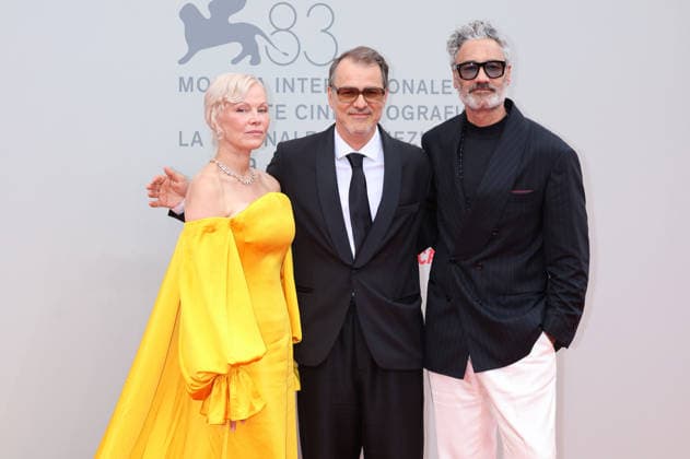 Pamela Anderson, Kornel Mundruczo und Taika Waititi bei der Premiere des Kinofilms Place to Be auf der Biennale di Venezia 2023 83. Internationale Filmfestspiele von Venedig im Sala Giardino. Venedig, 09.09.2026