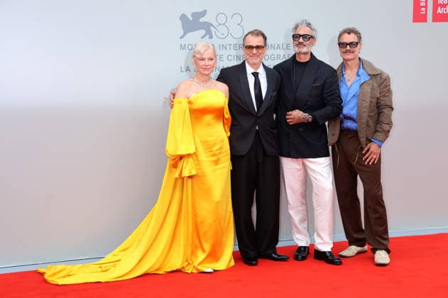 Pamela Anderson, Kornel Mundruczo, Taika Waititi und Murray Bartlett bei der Premiere des Kinofilms Place to Be auf der Biennale di Venezia 2023 83. Internationale Filmfestspiele von Venedig im Sala Giardino. Venedig, 09.09.2026