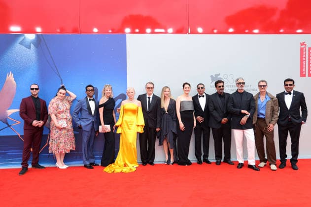 Pamela Anderson, Kornel Mundruczo, Taika Waititi und Murray Bartlett mit Cast und Team bei der Premiere des Kinofilms Place to Be auf der Biennale di Venezia 2023 83. Internationale Filmfestspiele von Venedig im Sala Giardino. Venedig, 09.09.2026