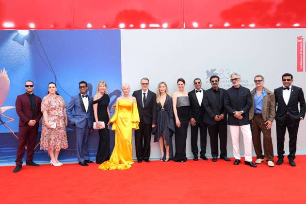 Pamela Anderson, Kornel Mundruczo, Taika Waititi und Murray Bartlett mit Cast und Team bei der Premiere des Kinofilms Place to Be auf der Biennale di Venezia 2023 83. Internationale Filmfestspiele von Venedig im Sala Giardino. Venedig, 09.09.2026