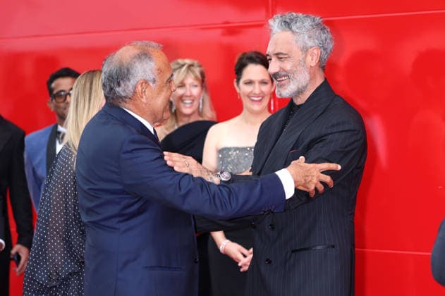 Alberto Barbera und Taika Waititi bei der Premiere des Kinofilms Place to Be auf der Biennale di Venezia 2023 83. Internationale Filmfestspiele von Venedig im Sala Giardino. Venedig, 09.09.2026