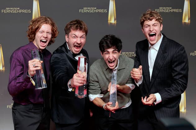 Arsseni Bultmann, Johannes Kienast, Loran Alhasan und Jonathan Kriener bei der Verleihung des Deutschen Fernsehpreises 2026 im Confex-Center. Köln, 09.09.2026