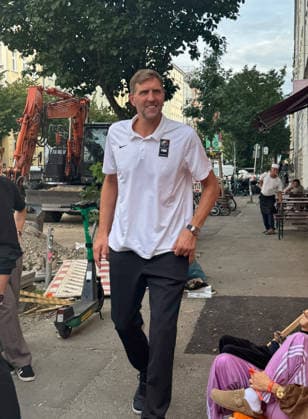 Berlin, 09.09.2026 Autogrammstunde mit Dirk Nowitzki im Ing Späti Lladen in der Kastanienallee in Berlin, im Rahmen einer ING-Werbekampagne zur Basketball -Weltmeisterschaft der Frauen Berlin Germany Copyright: xMatthiasxGränzdörferx