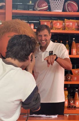 Berlin, 09.09.2026 Autogrammstunde mit Dirk Nowitzki im Ing Späti Lladen in der Kastanienallee in Berlin, im Rahmen einer ING-Werbekampagne zur Basketball -Weltmeisterschaft der Frauen Berlin Germany Copyright: xMatthiasxGränzdörferx