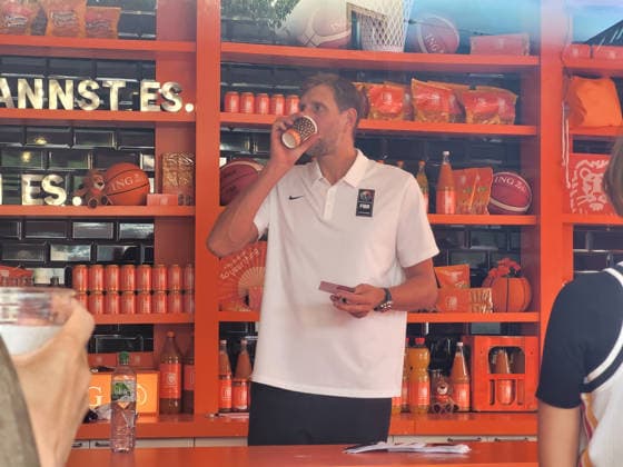 Berlin, 09.09.2026 Autogrammstunde mit Dirk Nowitzki im Ing Späti Lladen in der Kastanienallee in Berlin, im Rahmen einer ING-Werbekampagne zur Basketball -Weltmeisterschaft der Frauen Berlin Germany Copyright: xMatthiasxGränzdörferx