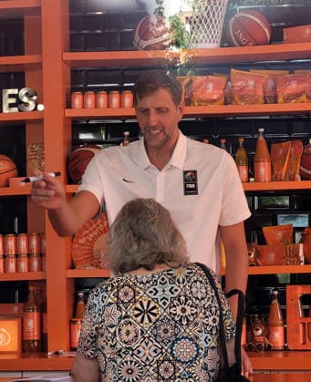 Berlin, 09.09.2026 Autogrammstunde mit Dirk Nowitzki im Ing Späti Lladen in der Kastanienallee in Berlin, im Rahmen einer ING-Werbekampagne zur Basketball -Weltmeisterschaft der Frauen Berlin Germany Copyright: xMatthiasxGränzdörferx