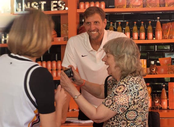 Berlin, 09.09.2026 Autogrammstunde mit Dirk Nowitzki im Ing Späti Lladen in der Kastanienallee in Berlin, im Rahmen einer ING-Werbekampagne zur Basketball -Weltmeisterschaft der Frauen Berlin Germany Copyright: xMatthiasxGränzdörferx
