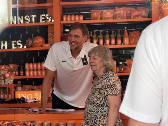 Berlin, 09.09.2026 Autogrammstunde mit Dirk Nowitzki im Ing Späti Lladen in der Kastanienallee in Berlin, im Rahmen einer ING-Werbekampagne zur Basketball -Weltmeisterschaft der Frauen Berlin Germany Copyright: xMatthiasxGränzdörferx