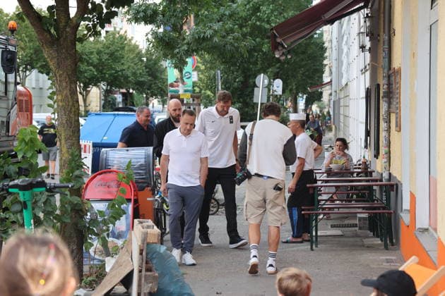 Berlin, 09.09.2026 Autogrammstunde mit Dirk Nowitzki im Ing Späti Lladen in der Kastanienallee in Berlin, im Rahmen einer ING-Werbekampagne zur Basketball -Weltmeisterschaft der Frauen Berlin Germany Copyright: xMatthiasxGränzdörferx